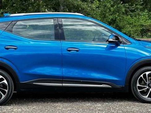 Used 2023 Chevrolet Bolt EUV Premier w/ Sun & Sound Package FWD image 10