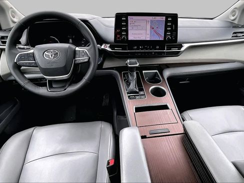 Used 2022 Toyota Sienna XLE w/ XLE Plus Package FWD image 15