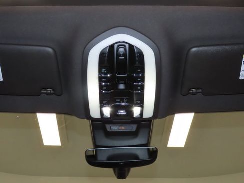 Certified 2024 Porsche Macan AWD/4WD image 30