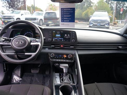 Certified 2023 Hyundai Elantra Blue w/ Preferred Accessory Package FWD image 17