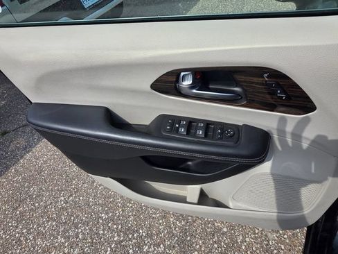 Used 2023 Chrysler Pacifica Limited FWD image 20