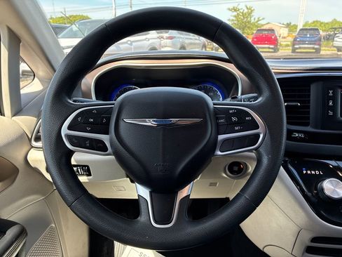 Used 2017 Chrysler Pacifica Touring FWD image 22