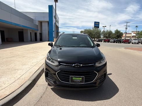 Used 2022 Chevrolet Trax LT w/ Midnight Edition AWD/4WD image 2