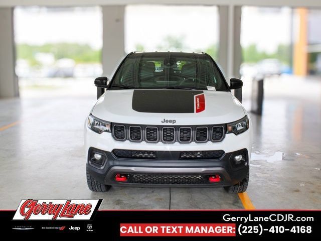 Used 2025 Jeep Compass Trailhawk AWD/4WD image 2