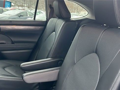 Certified 2025 Toyota Highlander Limited image 24