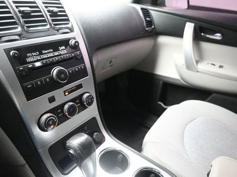 Used 2010 GMC Acadia SLE FWD image 28