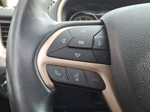 Used 2016 Jeep Cherokee Latitude AWD/4WD image 19