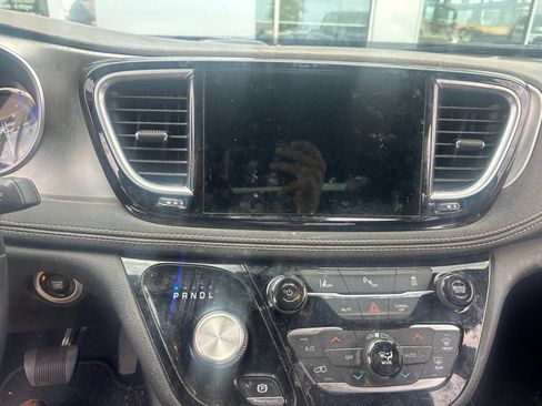 Used 2021 Chrysler Pacifica Limited w/ Uconnect Theater Family Group FWD image 12