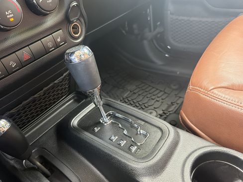 Used 2018 Jeep Wrangler Unlimited Sahara w/ Connectivity Group AWD/4WD image 10