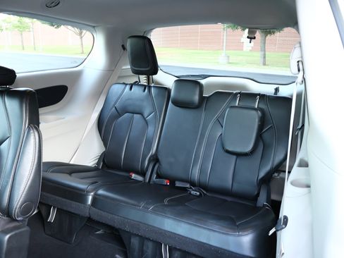 Used 2024 Chrysler Pacifica Touring-L FWD image 24