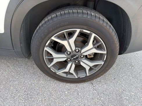 Used 2022 Kia Seltos EX image 9