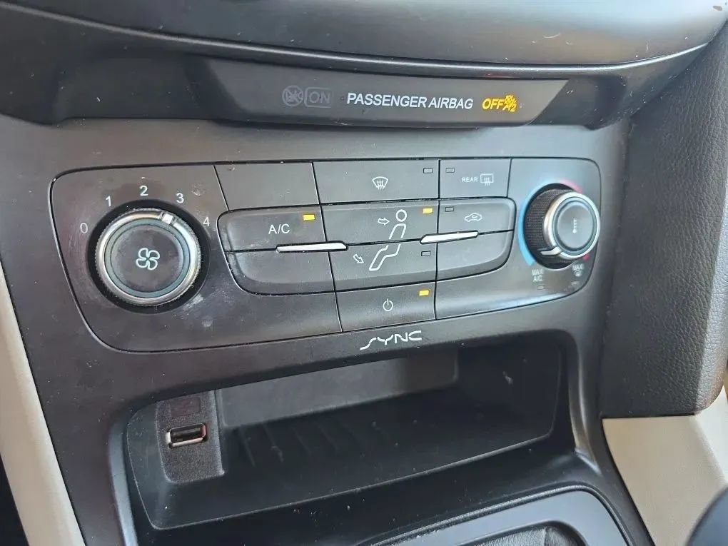 Used 2015 Ford Focus SE FWD image 23