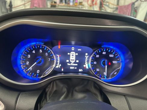 Used 2023 Chrysler Pacifica Touring-L FWD image 21
