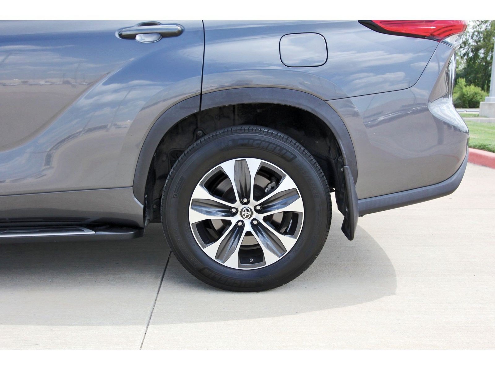 Used 2020 Toyota Highlander XLE AWD/4WD image 34
