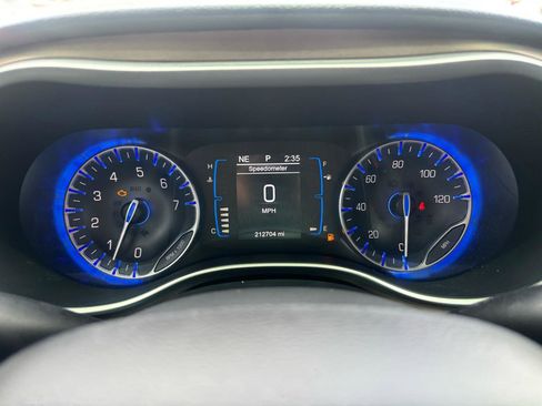 Used 2017 Chrysler Pacifica Touring-L w/ Tire & Wheel Group FWD image 22