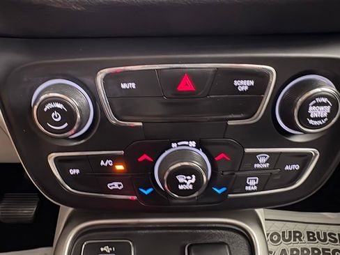 Used 2019 Jeep Compass Latitude FWD image 24