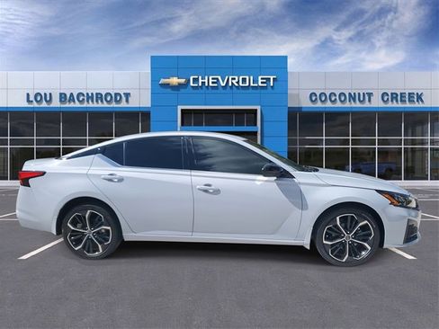 Used 2024 Nissan Altima 2.5 SR image 2