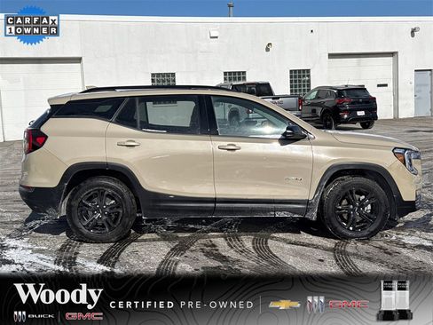 Used 2023 GMC Terrain AT4 image 9