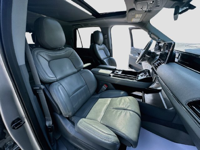 Used 2021 Lincoln Navigator Reserve w/ Luxury Package AWD/4WD image 30