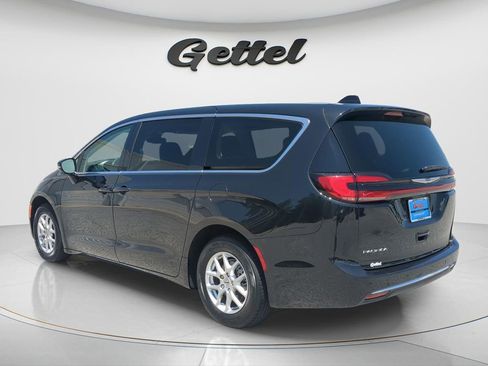Used 2024 Chrysler Pacifica Touring-L FWD image 7