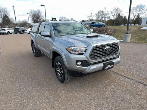Used 2020 Toyota Tacoma TRD Sport w/ Technology Package image 3