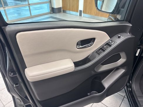 Used 2025 Nissan Frontier SV image 11