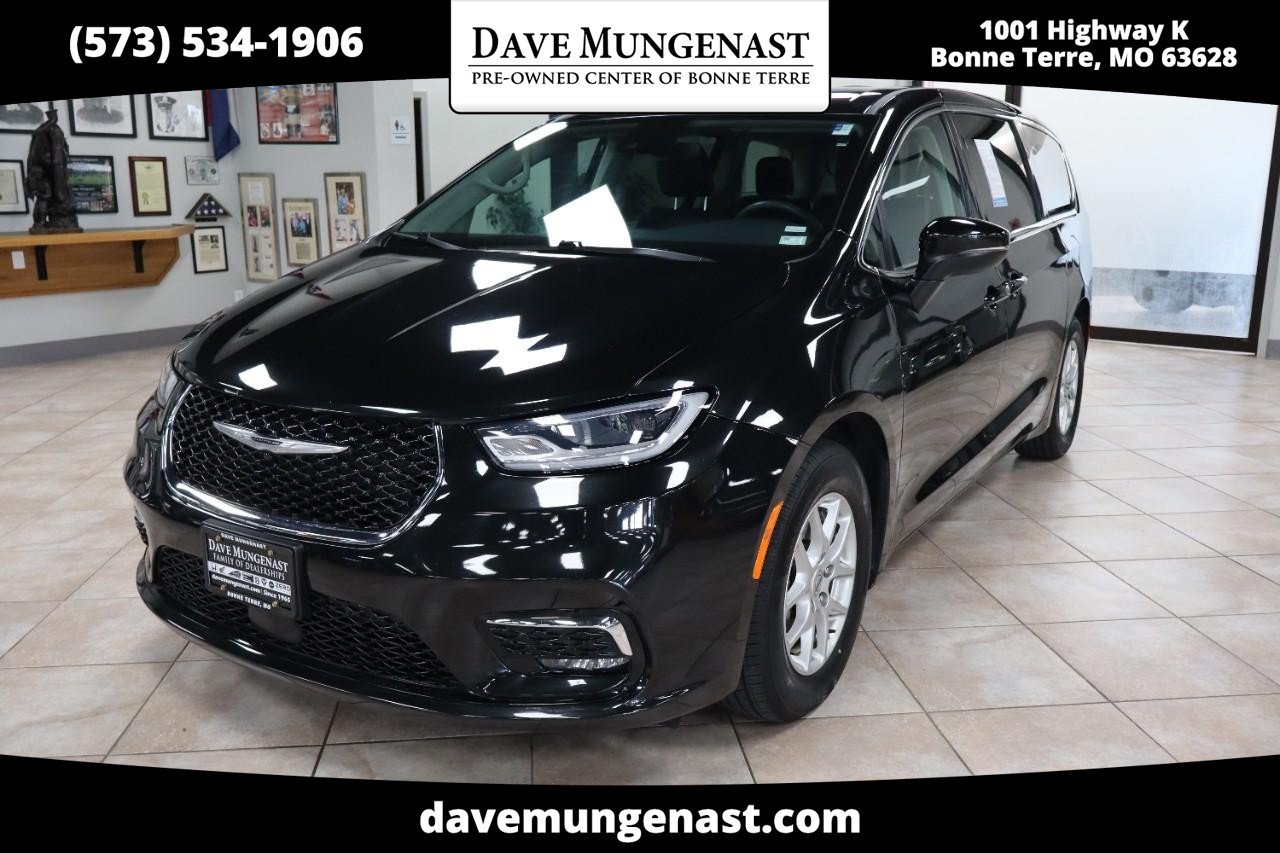 Used 2023 Chrysler Pacifica Touring-L FWD image 1