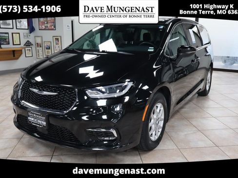 Used 2023 Chrysler Pacifica Touring-L FWD image 1