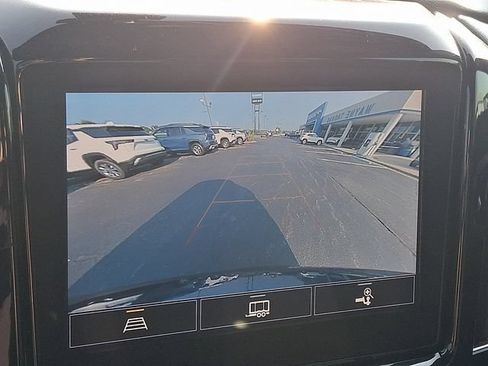 Used 2023 Chevrolet Traverse LT FWD image 17