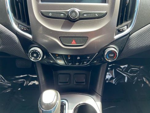 Used 2018 Chevrolet Cruze LT w/ Convenience Package FWD image 14