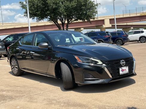 Used 2025 Nissan Altima 2.5 SV FWD image 3