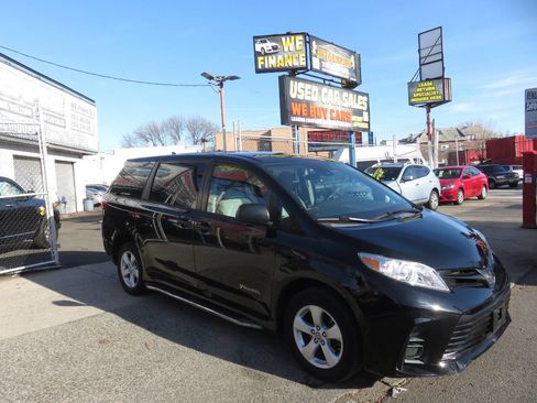 Used 2020 Toyota Sienna L image 3