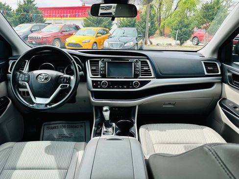 Used 2017 Toyota Highlander Plus w/ Carpet Mat Package image 9