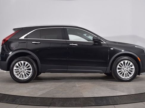 Used 2024 Cadillac XT4 Luxury w/ Cold Weather Package image 8