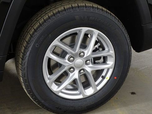 New 2025 Jeep Grand Cherokee L Laredo image 44