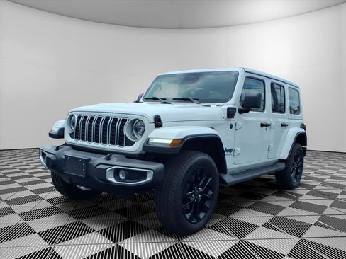 Used 2025 Jeep Wrangler Unlimited Sahara AWD/4WD image 23