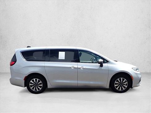Used 2023 Chrysler Pacifica Touring-L FWD image 5