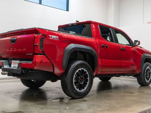 Used 2025 Toyota Tacoma TRD Off-Road w/ TRD Off Road Upgrade Package AWD/4WD image 9