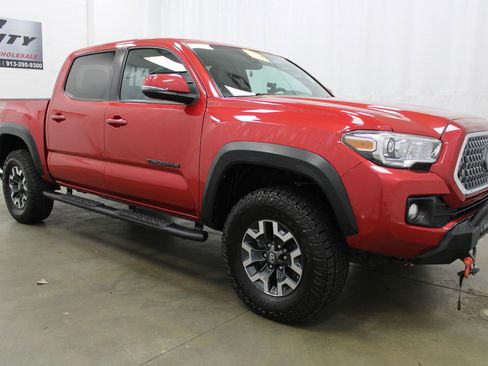 Used 2019 Toyota Tacoma TRD Off-Road image 3