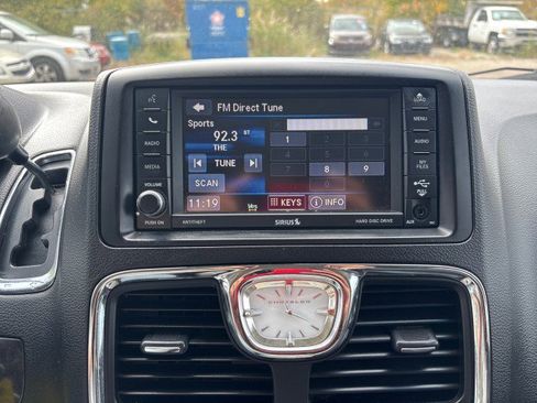 Used 2013 Chrysler Town & Country Touring image 16