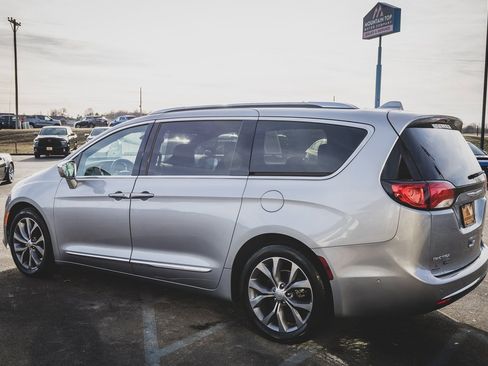 Used 2020 Chrysler Pacifica Limited image 25