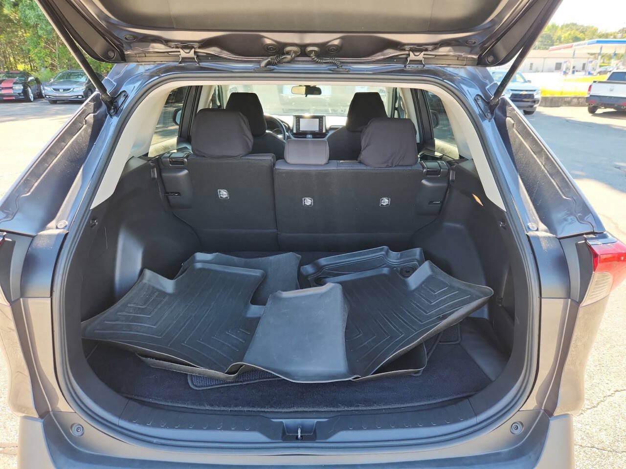 Used 2020 Toyota RAV4 LE FWD image 18
