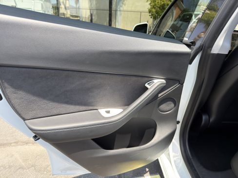 Used 2021 Tesla Model Y Long Range AWD/4WD image 16