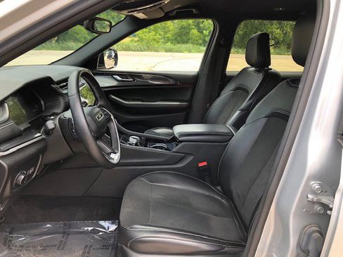 Used 2022 Jeep Grand Cherokee L Laredo image 8