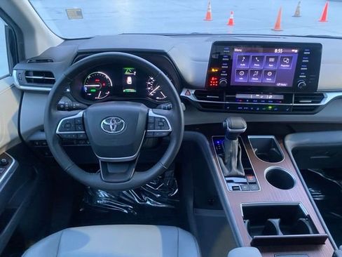 Used 2024 Toyota Sienna XLE image 12