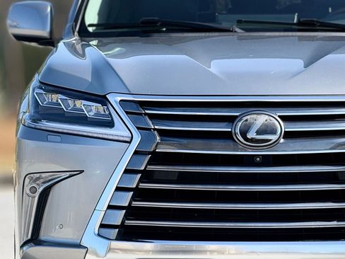 Used 2018 Lexus LX 570 4WD w/ Luxury Package image 13