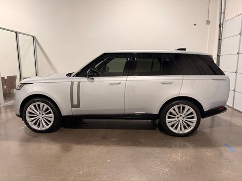 Used 2025 Land Rover Range Rover SE image 8