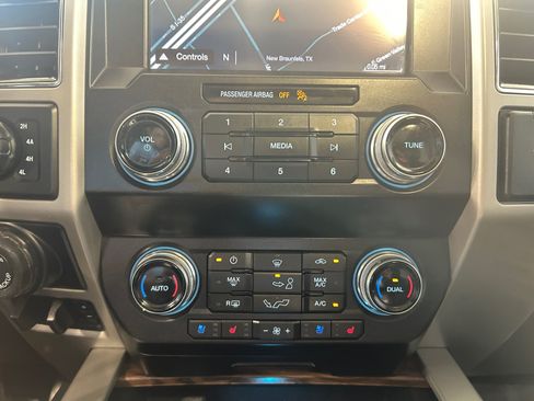 Certified 2019 Ford F150 Lariat w/ Equipment Group 502A Luxury AWD/4WD image 18
