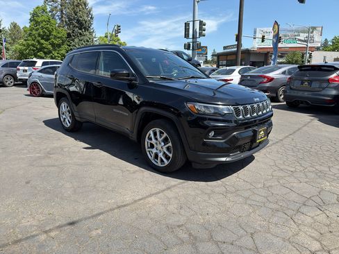 Used 2024 Jeep Compass Latitude AWD/4WD image 10