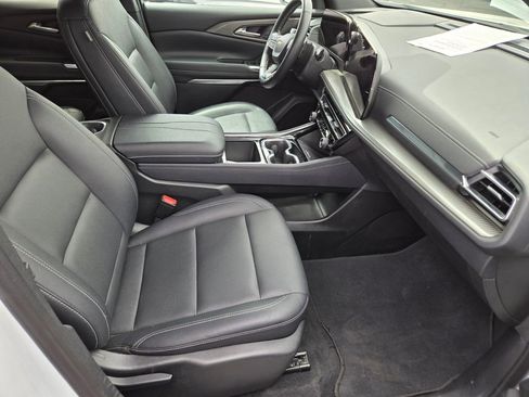 Used 2025 Chevrolet Traverse LT FWD image 3